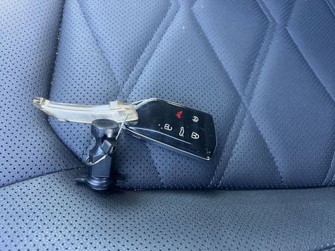 Used 2025 Volkswagen Atlas Cross Sport SE image 21