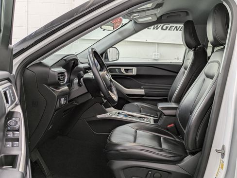 Used 2021 Ford Explorer XLT w/ Equipment Group 202A image 3