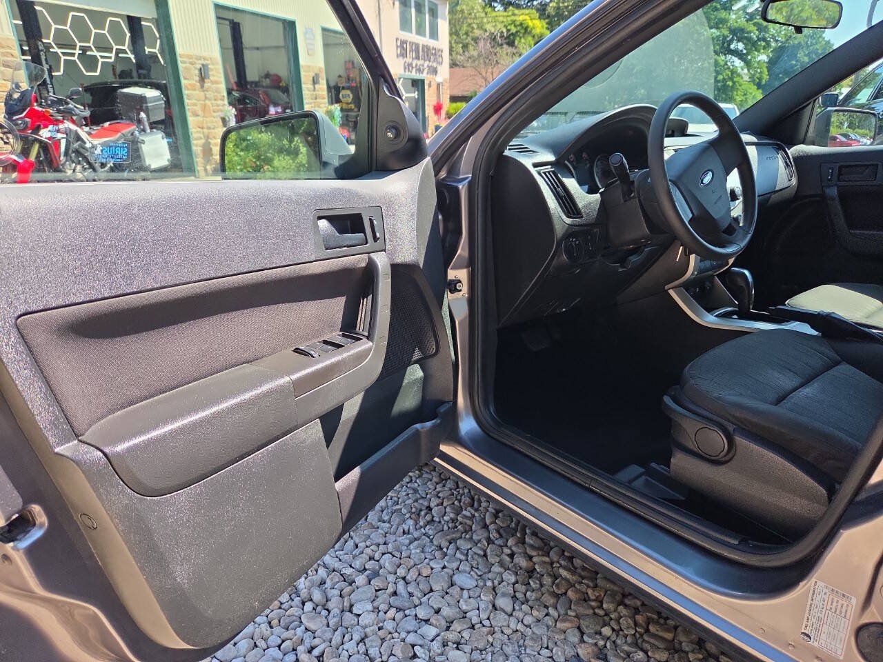 Used 2010 Ford Focus SE FWD image 15