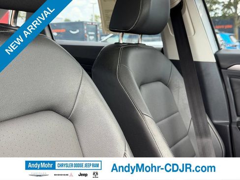 Used 2023 Volkswagen Jetta SE w/ Panoramic Sunroof Package FWD image 33