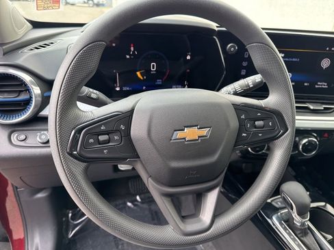 Used 2025 Chevrolet Trax LT image 12