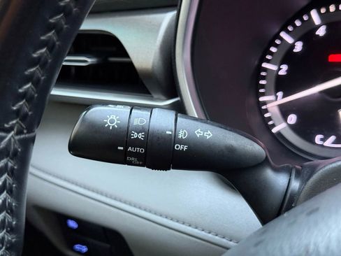 Used 2020 Toyota Highlander XLE AWD/4WD image 33
