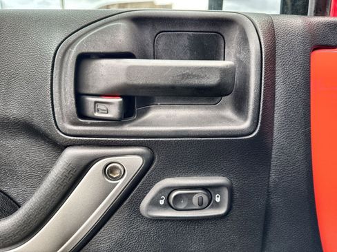 Used 2016 Jeep Wrangler Unlimited Rubicon w/ Connectivity Group image 15