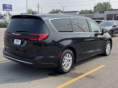 Used 2023 Chrysler Pacifica Touring-L FWD image 9