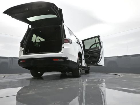 Used 2023 Jeep Wagoneer L Series III w/ Preferred Equipment Group image 51