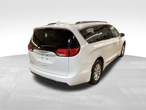 Used 2019 Chrysler Pacifica Touring-L image 5