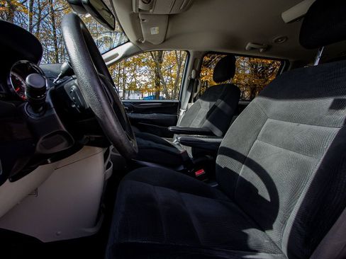 Used 2019 Dodge Grand Caravan SE w/ UConnect Hands-Free Group image 10