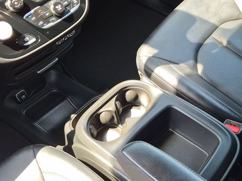 Used 2025 Chrysler Pacifica Select FWD image 24
