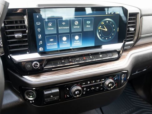 Used 2025 Chevrolet Silverado 1500 LT image 3