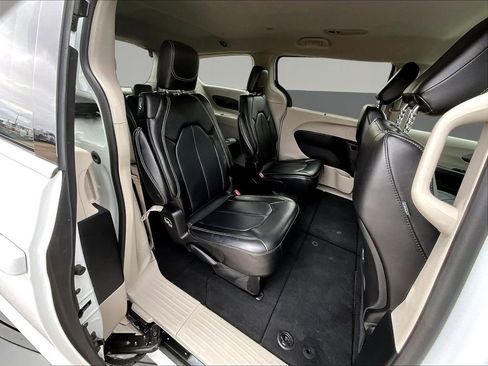 Used 2024 Chrysler Pacifica Touring-L FWD image 24