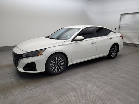 Used 2023 Nissan Altima 2.5 SV FWD image 2