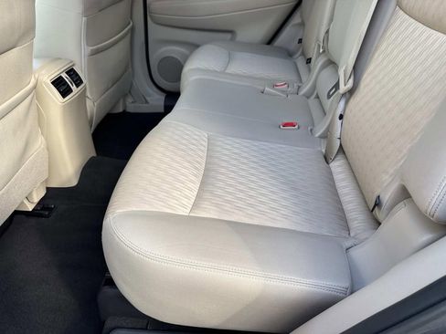 Used 2017 Nissan Rogue SV image 16