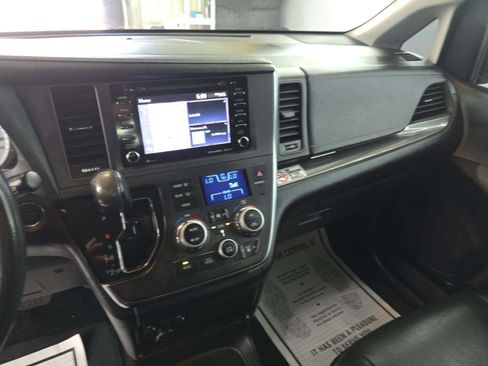 Used 2018 Toyota Sienna SE w/ SE Preferred Package FWD image 8