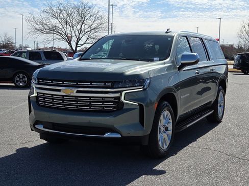 Used 2023 Chevrolet Suburban Premier image 2