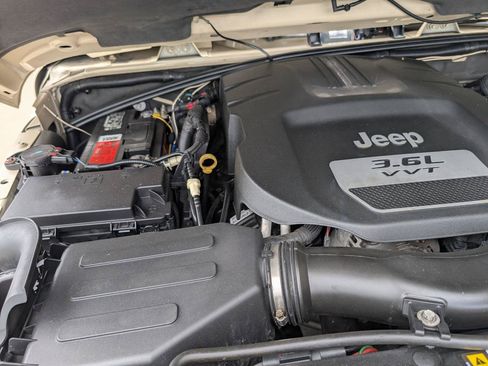 Used 2012 Jeep Wrangler Unlimited Sahara AWD/4WD image 21