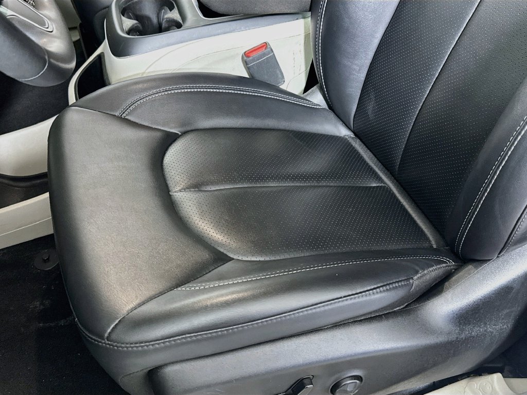 Used 2024 Chrysler Pacifica Touring-L FWD image 18