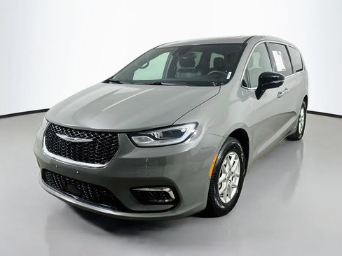 Used 2025 Chrysler Pacifica Select FWD image 3