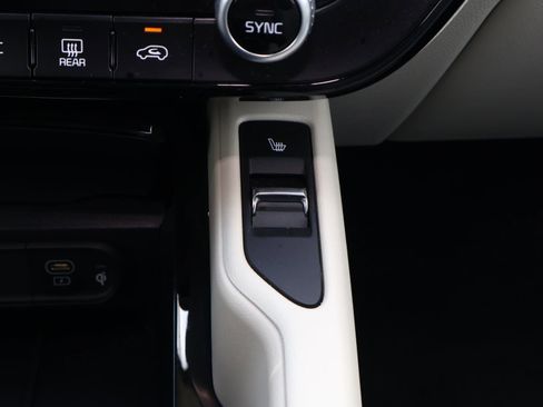 Used 2025 Kia Telluride S FWD image 25