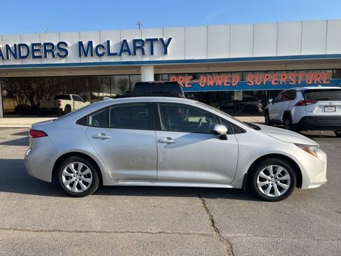 Used 2021 Toyota Corolla LE image 2