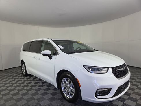 Certified 2023 Chrysler Pacifica Touring-L image 6