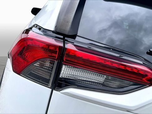 Used 2021 Toyota RAV4 LE AWD/4WD image 28