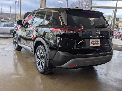 Used 2023 Nissan Rogue SV image 4