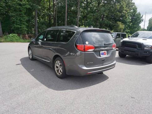 Used 2017 Chrysler Pacifica Touring-L w/ Tire & Wheel Group FWD image 21
