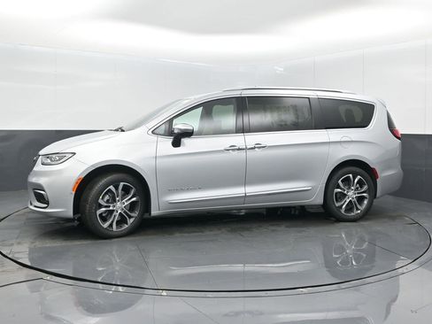 New 2026 Chrysler Pacifica Pinnacle image 4