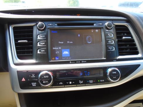 Used 2018 Toyota Highlander Plus FWD image 18
