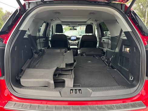 Used 2024 Ford Explorer XLT w/ Equipment Group 202A AWD/4WD image 11