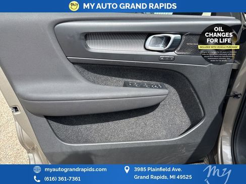 Used 2022 Volvo XC40 T5 R-Design w/ Advanced Package image 9