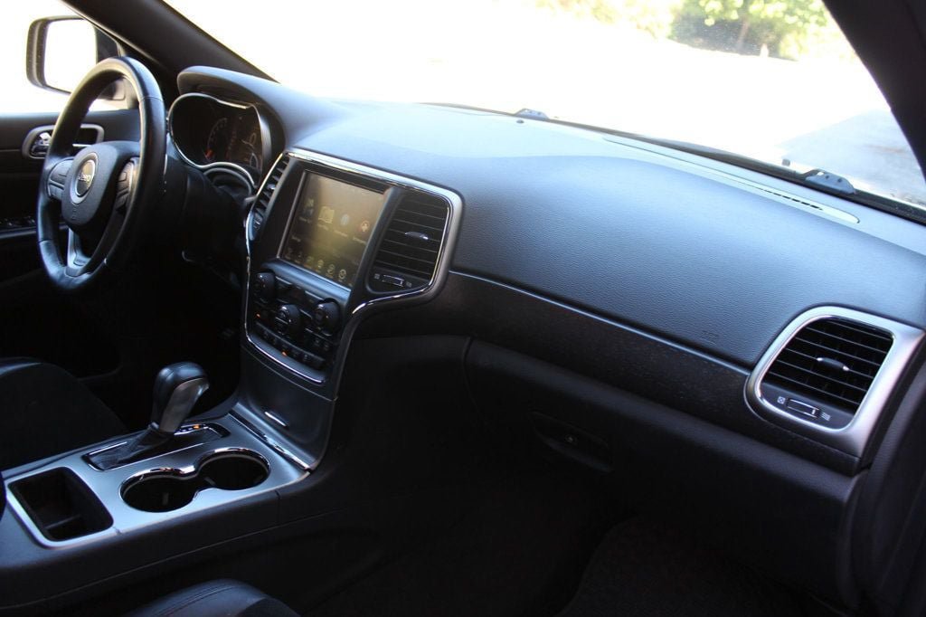 Used 2017 Jeep Grand Cherokee Altitude AWD/4WD image 24
