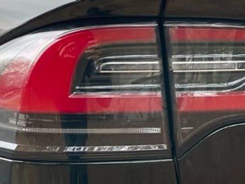 Used 2022 Tesla Model X Plaid image 9