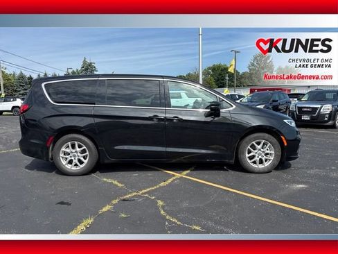 Used 2023 Chrysler Pacifica Touring-L FWD image 3
