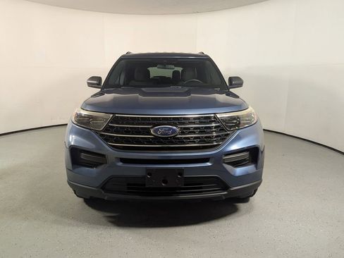 Used 2020 Ford Explorer XLT image 2