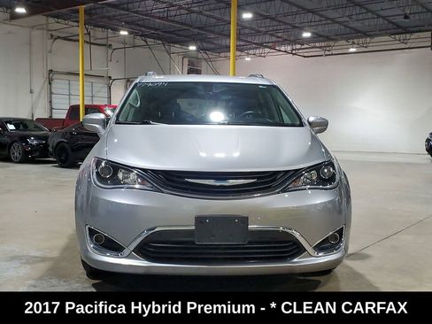 Used 2017 Chrysler Pacifica Premium image 2
