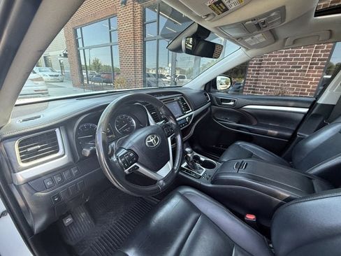 Used 2019 Toyota Highlander XLE AWD/4WD image 18