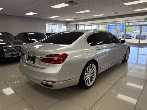 Used 2018 BMW 750i RWD image 2