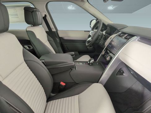 Certified 2025 Land Rover Discovery Dynamic SE image 20
