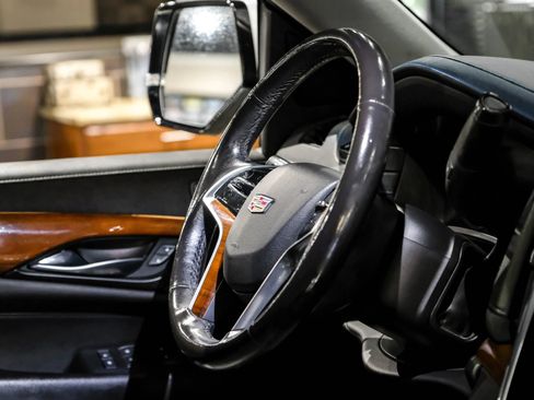 Used 2019 Cadillac Escalade ESV Luxury AWD/4WD image 13