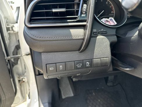 Used 2019 Toyota Camry SE w/ Carpet Mat Package FWD image 19