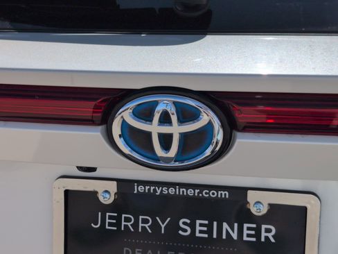 Used 2021 Toyota Venza XLE w/ Softex Package image 13