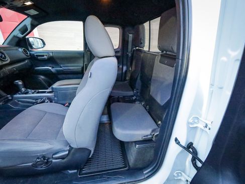 Used 2018 Toyota Tacoma TRD Off-Road w/ Technology Package image 29