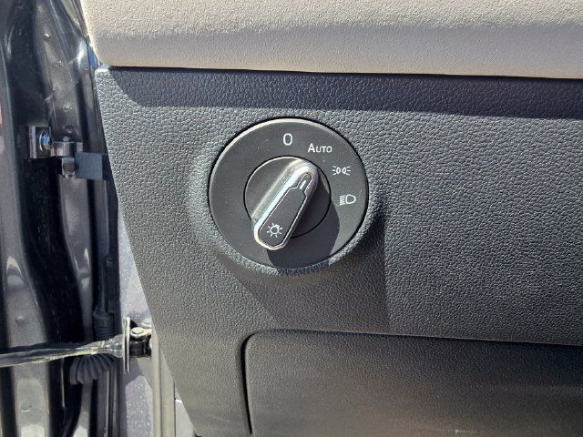 Used 2025 Volkswagen Taos SE AWD/4WD image 18