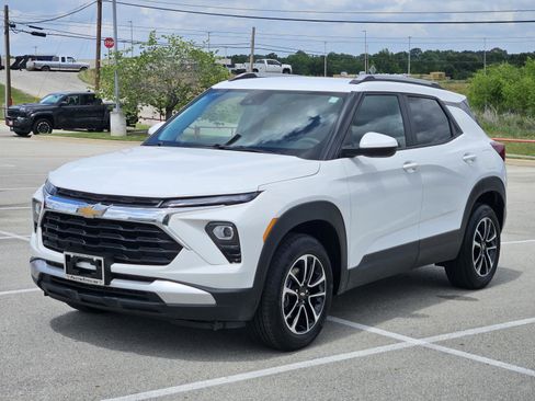 Used 2025 Chevrolet TrailBlazer LT AWD/4WD image 3