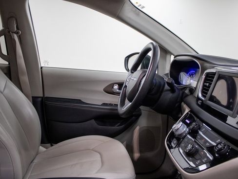 Used 2021 Chrysler Voyager Lxi image 19