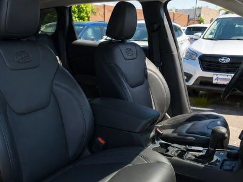Used 2019 Jeep Cherokee Overland w/ Technology Group AWD/4WD image 7