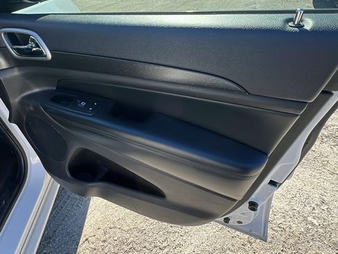 Used 2018 Jeep Grand Cherokee Altitude image 20