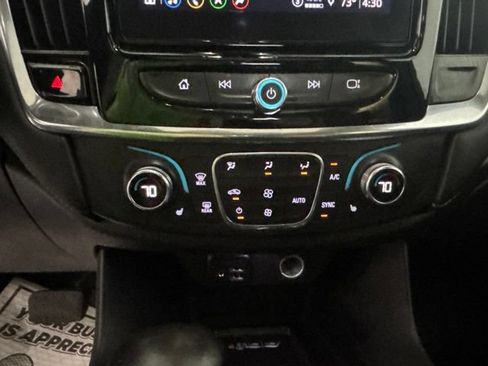Used 2022 Chevrolet Traverse LT w/ LT Premium Package AWD/4WD image 6