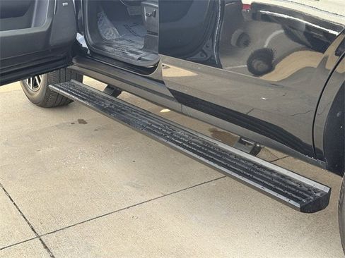 Used 2023 GMC Yukon AT4 w/ AT4 Premium Package image 9